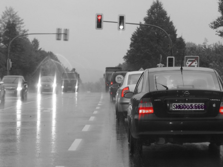 Strassenverkehrssituation - Autos und Strasse