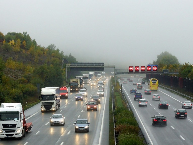 Strassenverkehrssituation - Fahrzeuge auf der Autobahn