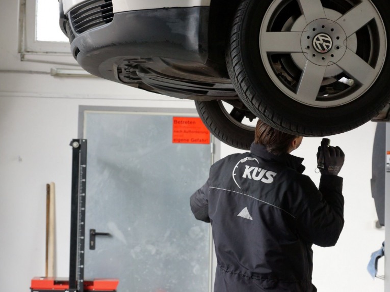 Bremsen Untersuchung eines PKW auf der Bühne