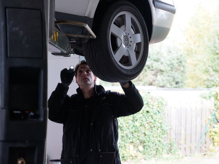 Untersuchung eines PKW auf der Bühne