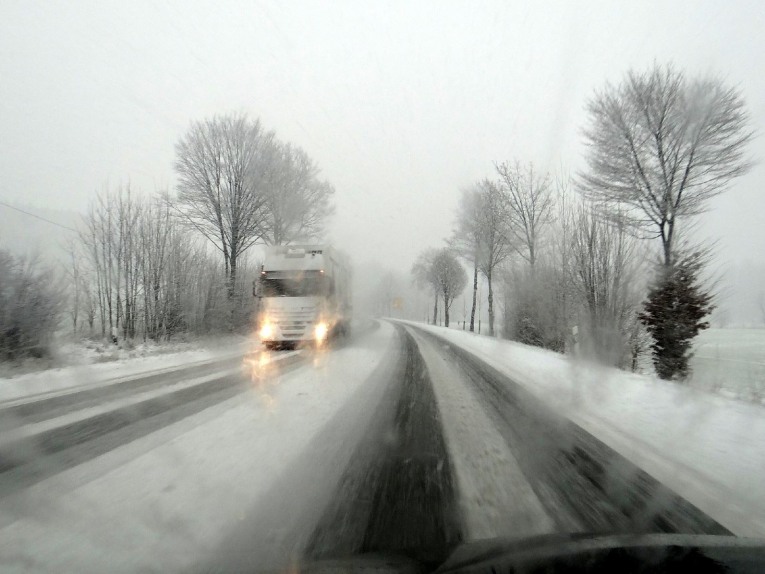 LKW auf Strasse mit Eis und Schnee
