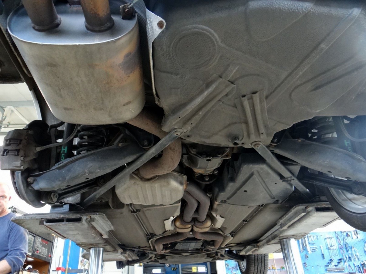 Ansicht von PKW auf der Hebebühne